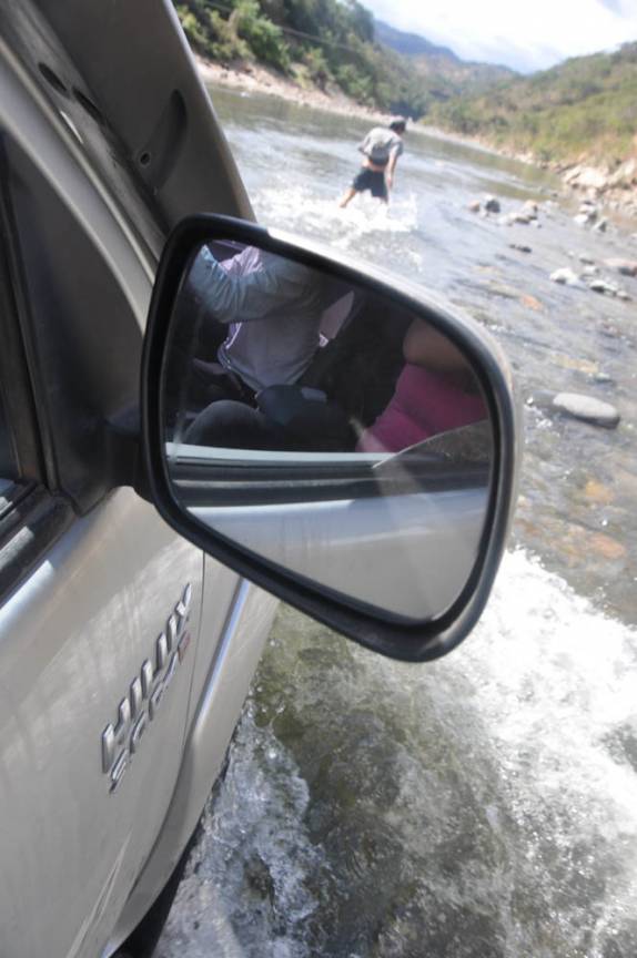 Um guia nos leva através de um rio no caminho para Cobán, na Guatemala